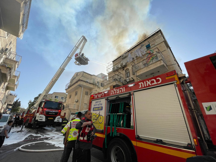 שריפה בשכונת גאולה בירושלים (צילום: הערשי פרלמוטר - תיעוד מבצעי כבאות והצלה מחוז ירושלים)