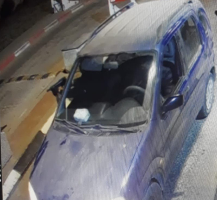 הרכב ובו המחבלים מבצעים את הירי