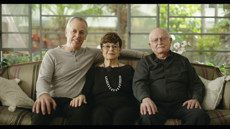 דוד עברי מימין, אשתו עפרה ובנם יורם משמאל