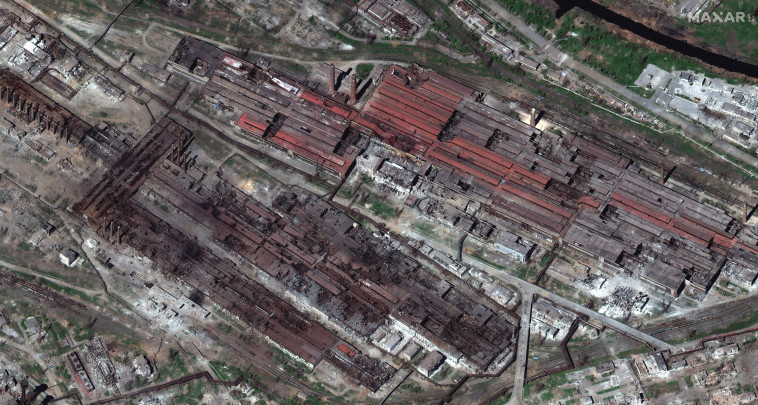 תמונות הלווין ממפעל הפלדה אזובסטל במריופול, אוקראינה (צילום: Courtesy of Satellite image 2022 Maxar Technologies/Handout via REUTERS)