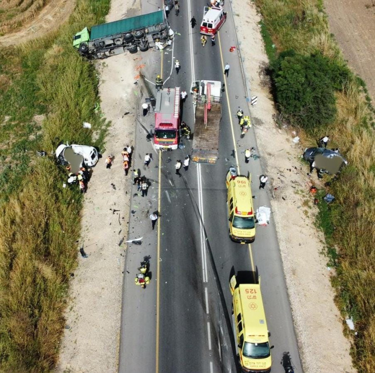 מזירת התאונה בכביש 3703  (צילום: חיים לוין, תיעוד מבצעי מד''א)