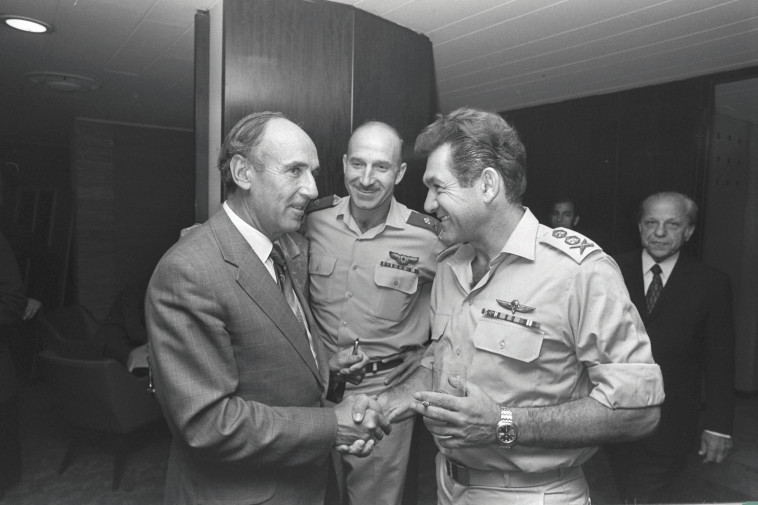 הרמטכ''ל דוד אלעזר, מוטי הוד וקפטן המטוס החטוף רג'ינלד לוי