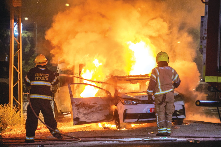 רכב משטרתי עולה באש במהלך הפרעות בלוד, ''שומר החומות''