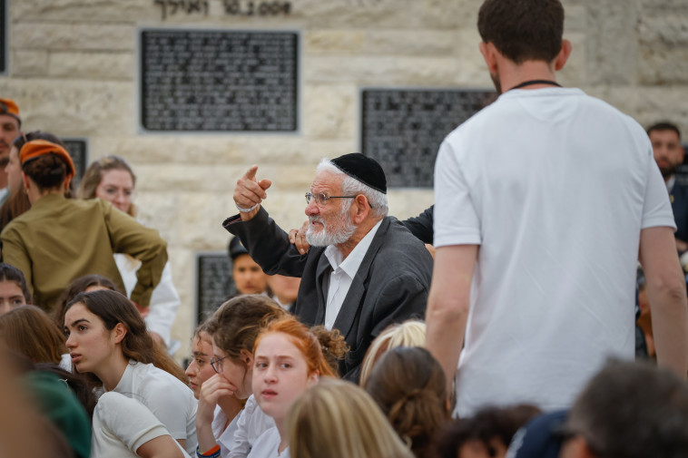 משפחות שכולות צועקות אל עבר רה''מ בטקס יום הזיכרון (צילום: אוליבייה פיטוסי)