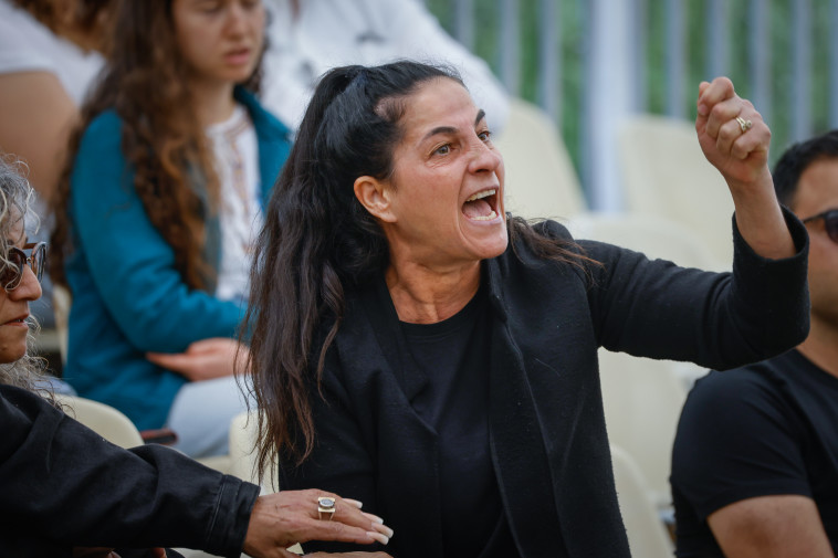 משפחות שכולות צועקות אל עבר רה''מ בטקס יום הזיכרון