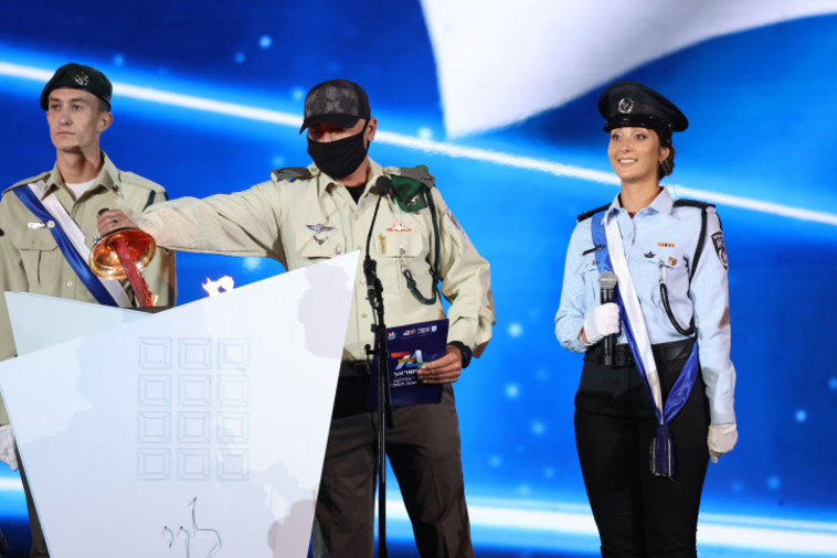 מפקד הימ''מ תת ניצב ח' בטקס הדלקת המשואות