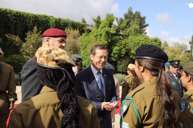 יצחק הרצוג בטקס החיילים המצטיינים