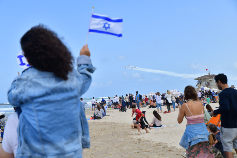 ישראלים צופים במטס יום העצמאות בתל אביב