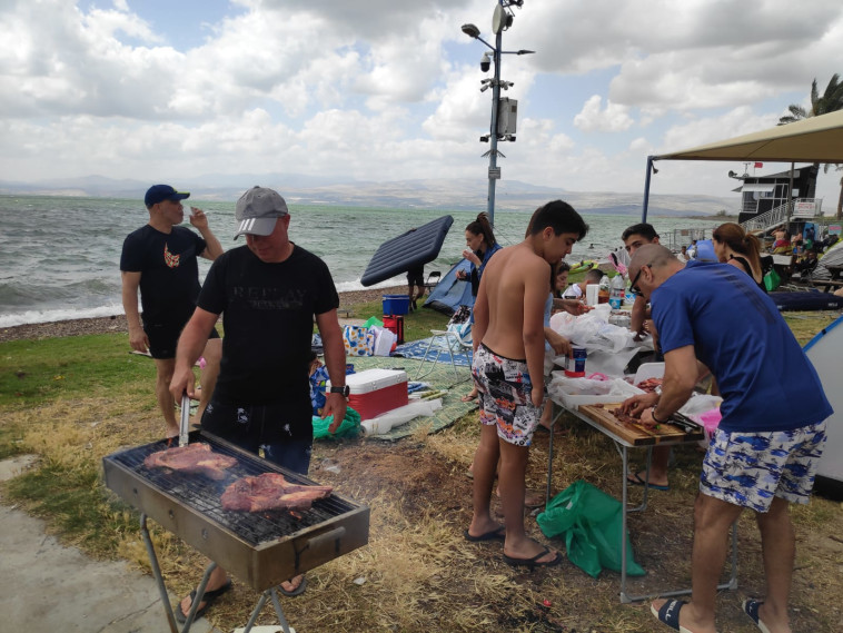 מנגל עצמאות בכינרת 