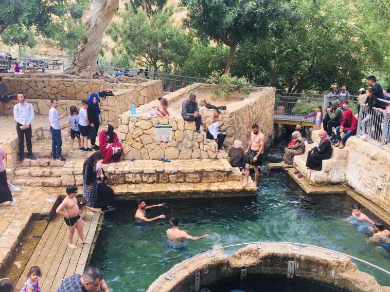 מטיילים בעין מבוע 