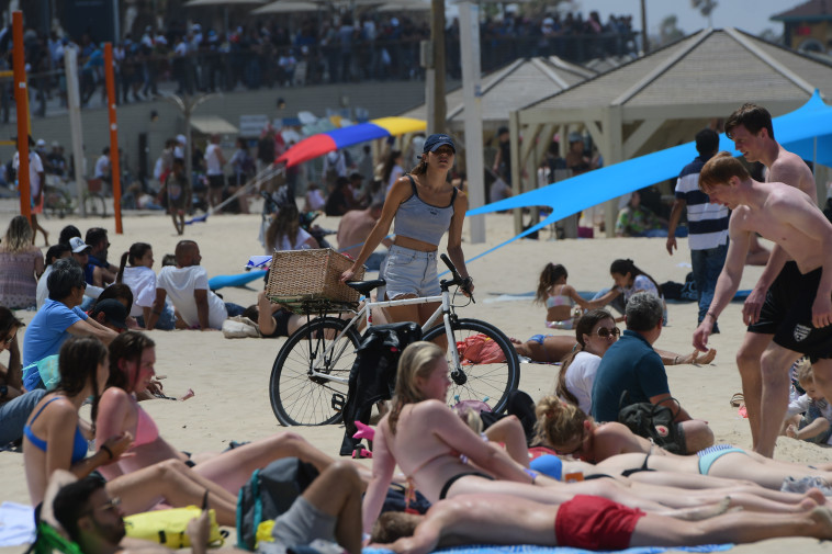 מבלים בעצמאות בחופי תל אביב