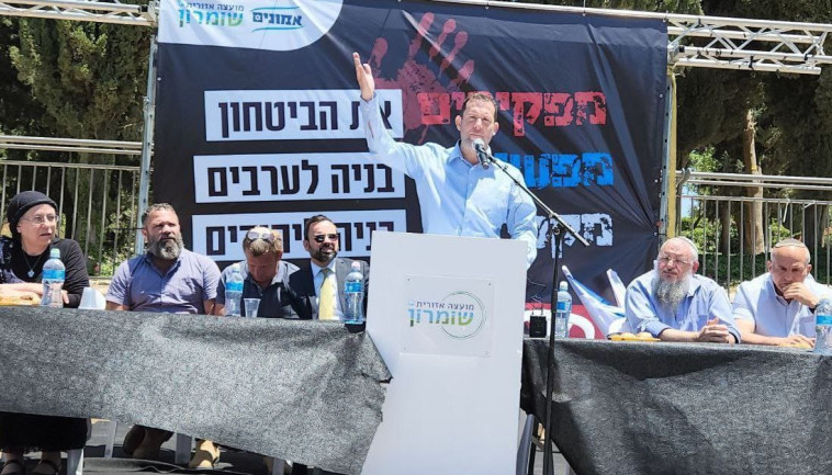 הפגנה מול ישיבת הממשלה נגד קיצוץ הבניה ביו''ש