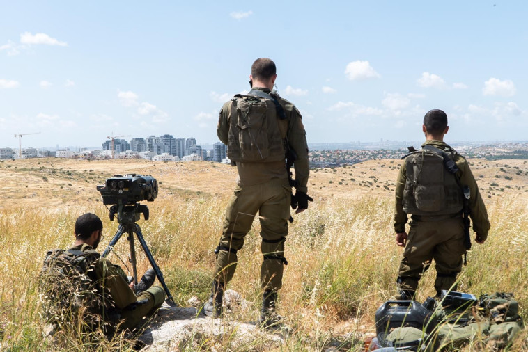 החיפושים אחר המחבלים שביצעו את הפיגוע באלעד (צילום: דובר צה''ל)