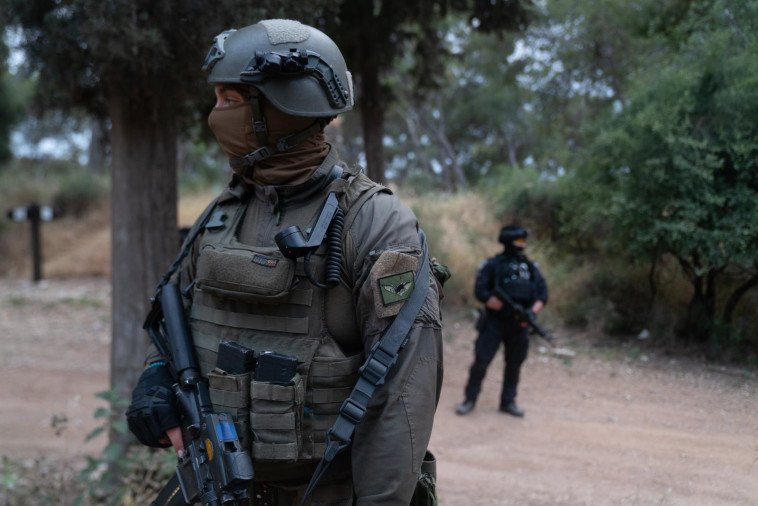 החיפושים אחר המחבלים שביצעו את הפיגוע באלעד