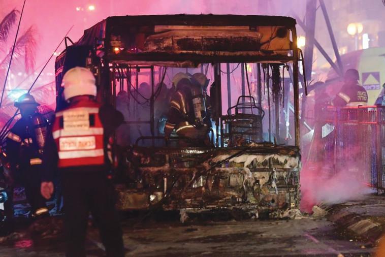 פגיעת רקטה באוטובוס בחולון