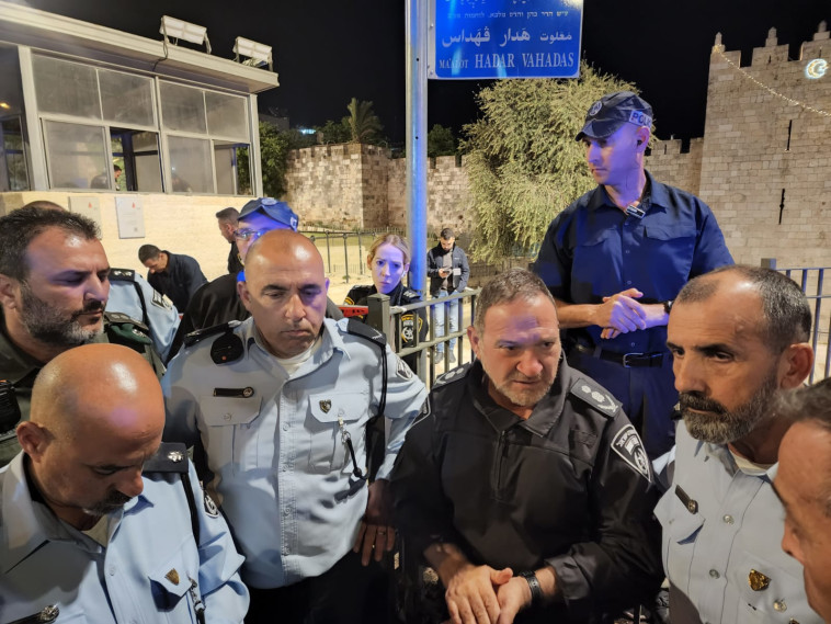 המפכ''ל שבתאי בזירת הפיגוע בשער שכם