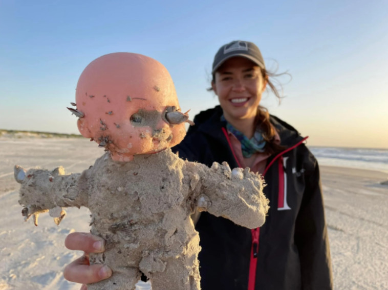 בובה שנסחפה לחוף בטקסס