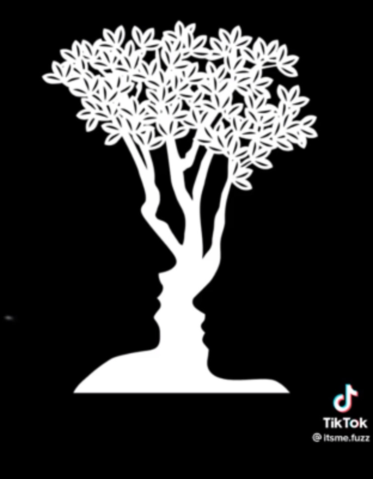 עץ או שני אנשים מביטים זה על זה?