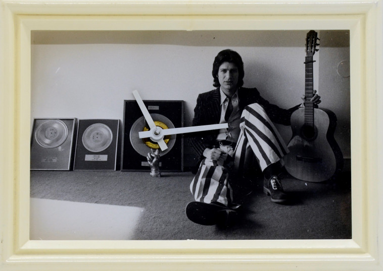 שעון קיר, מייק ברנט עם תקליטי זהב  , 1972 בערך 