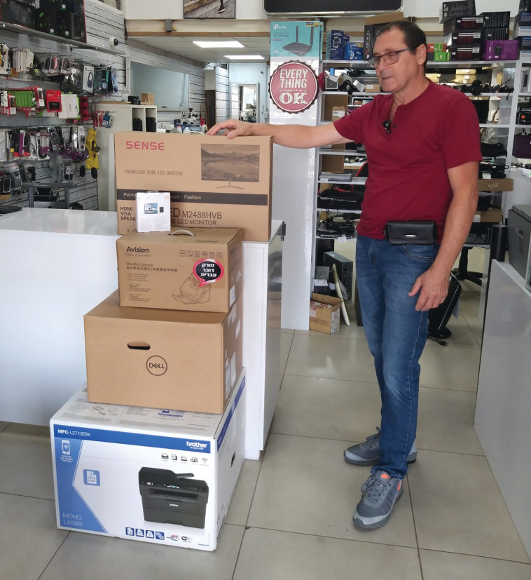 אלי בונדר בעסק המשוקם