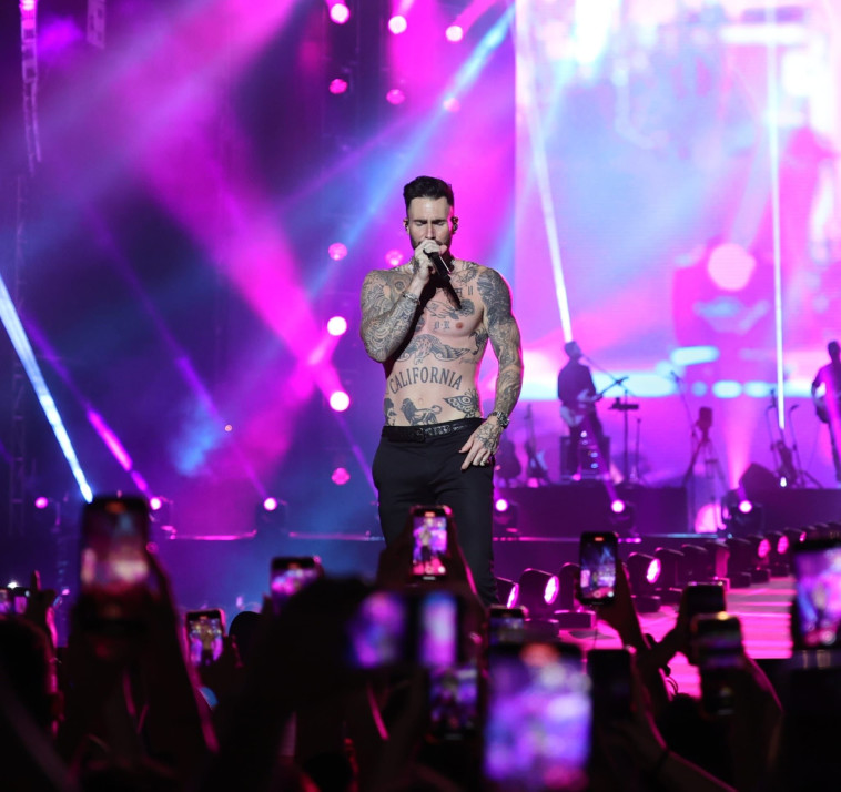 אדם לוין בלי חולצה, כי לא חשבתם שלא נספק תמונה של הרגע המושלם הזה?