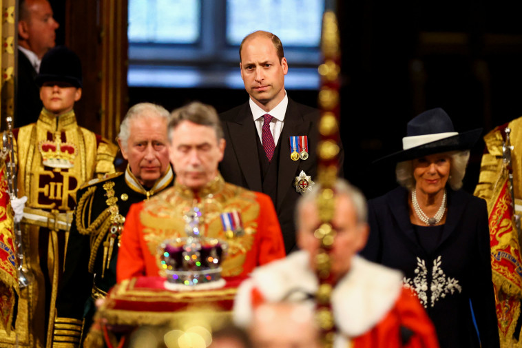 הנסיך צ'ארלס ובנו וויליאם, בטקס פתיחת מושב הפרלמנט (צילום: REUTERS/Hannah McKay/Pool)