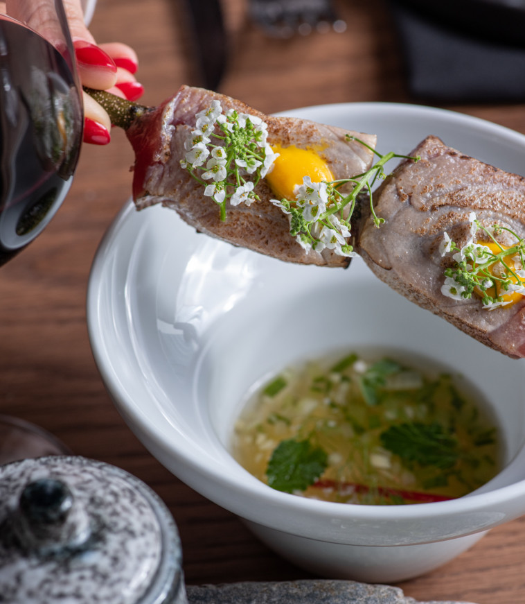 שיפודי טונה צרובה בקונסמה עגבניות 