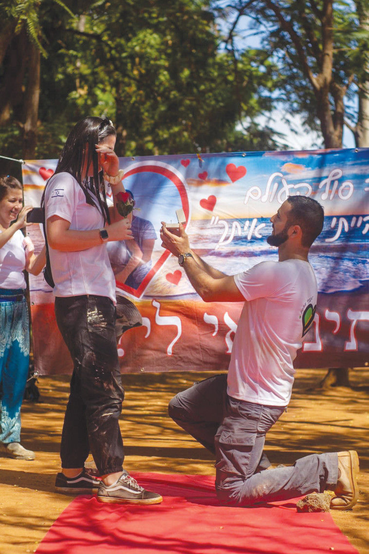 הצעת נישואין באמצע התנדבות באפריקה (צילום: ללא קרדיט)