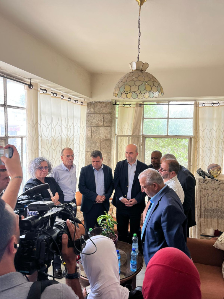 חברי הרשימה המשותפת בניחום אבלים אצל משפחת העיתונאית שנהרגה בג'נין