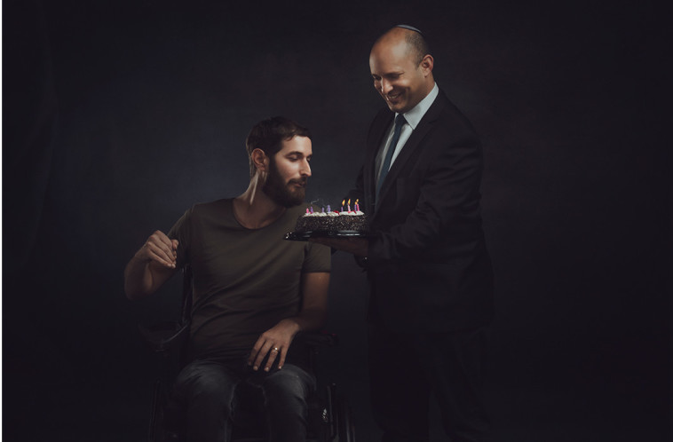 בנט בתערוכה ציפור הנפש למען הלומי קרב ונפגעי פוסט-טראומה