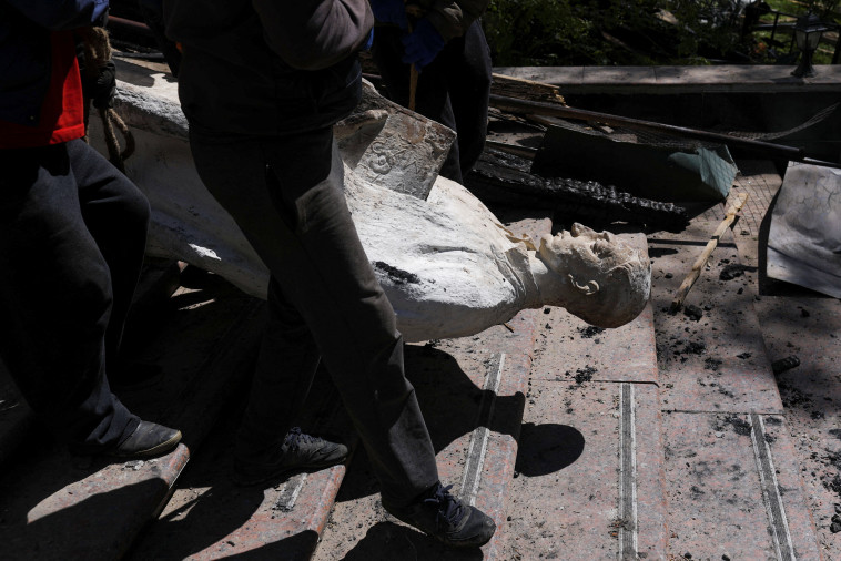 פסל שנפגע במלחמה באוקראינה