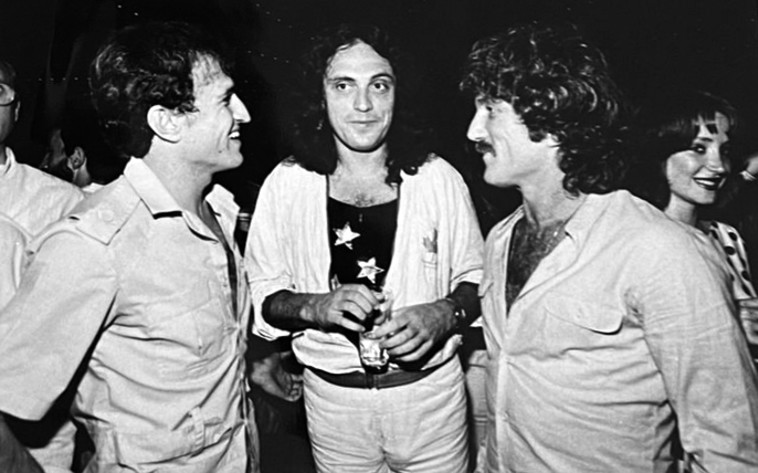 צביקה פיק עם אורי מלמיליאן ואברהם חזן בקולוסיאום 