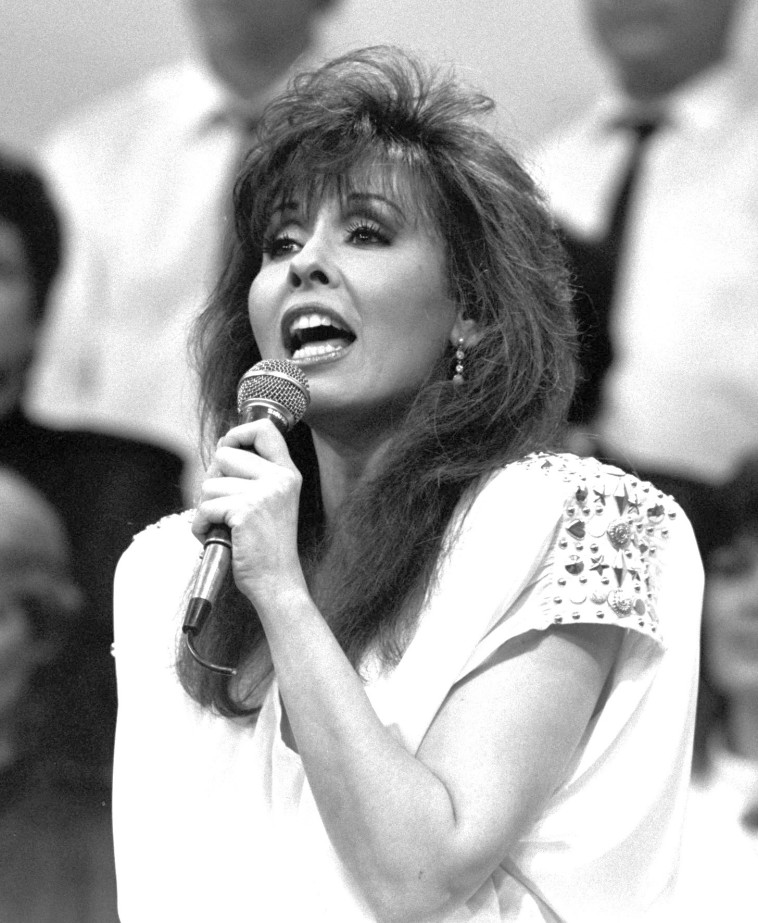 ירדנה ארזי בהופעה ב-1988 (צילום: יעקב סער)