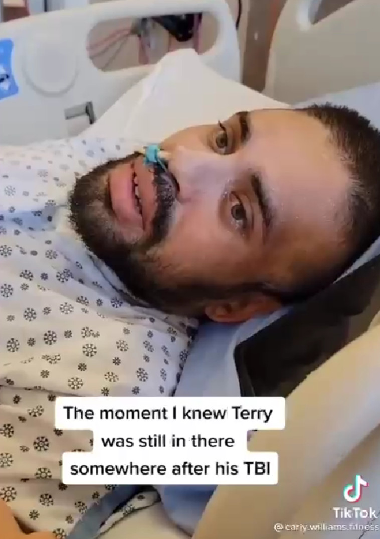 זיהה את השיר, ומיד אחר כך זיהה את אשתו