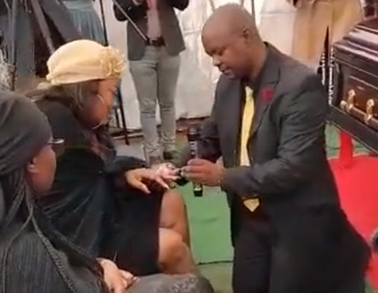 ''שם טבעת עליה'', הציע במהלך הלוויתו של אביה