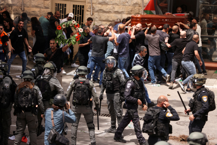 הלווית העיתונאית שירין אבו עקל'ה בירושלים (צילום:  REUTERS/Ammar Awad)
