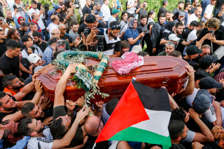 הלווית שירין אבו אעקלה, העיתונאית שנהרגה בג'נין (צילום: ג'מאל עוואד, פלאש 90)