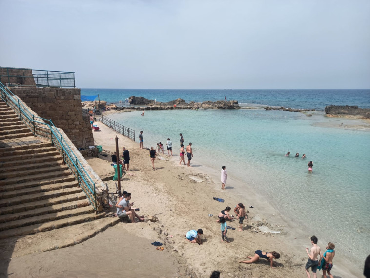 רוחצים בגן הלאומי אכזיב