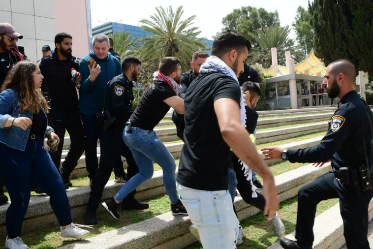 מהומות אלימות בהפגנה בשערי אוניברסיטת תל אביב