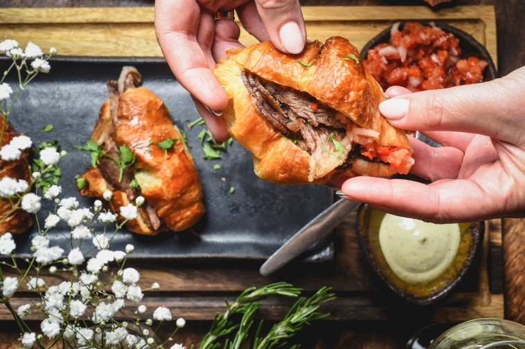 קרואסון עם נתחי קורנביף