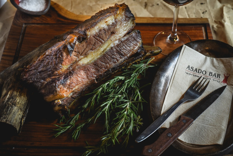 נתח אסאדו שנצלה שמונה שעות