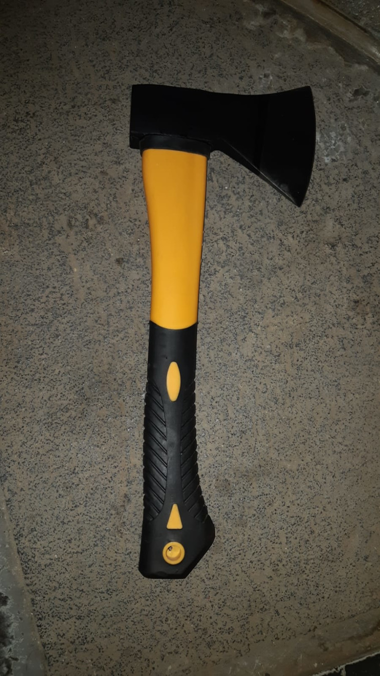 הגרזן שנמצא ברכב