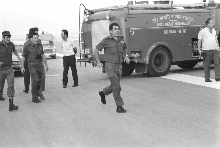 הרמטכ''ל דוד אלעזר בנמל התעופה בן גוריון לאחר שחרור מטוס סבנה