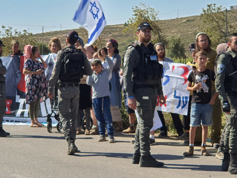 הפגנה נגד בנט בזמן ביקורו בקידה