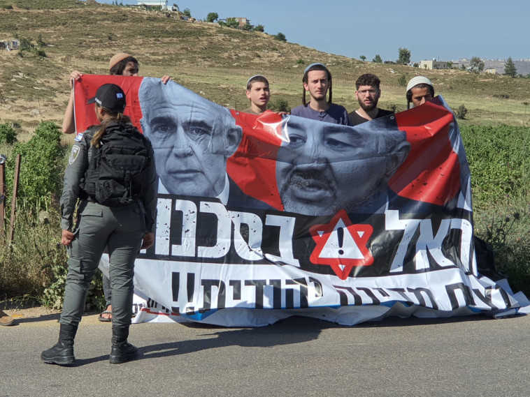 הפגנה נגד בנט בזמן ביקורו בקידה