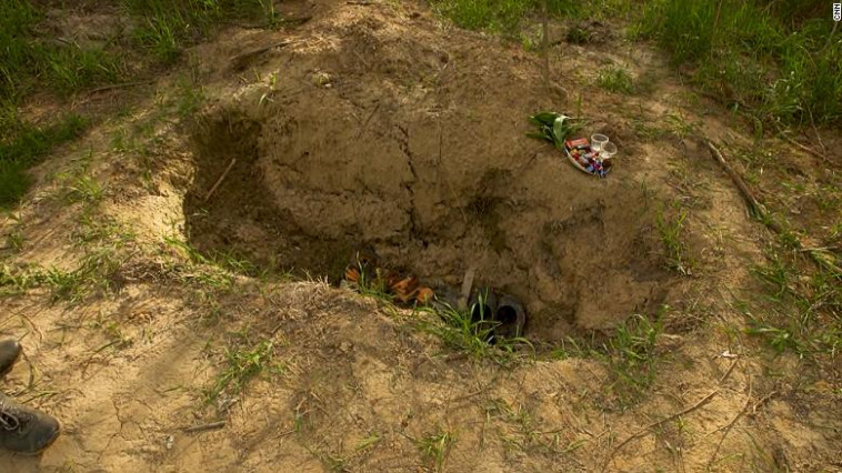 הקבר אליו הושלכו מיקלה ואחיו (צילום: CNN)