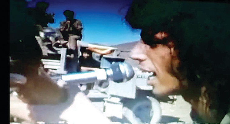 אבנר גדסי מופיע בפני חיילים במלחמת כיפור (צילום: צילום מסך)