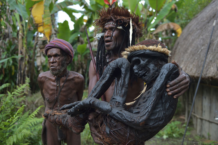 אלי מייבל משבט דני, נושא את המומיה בת ה-250 שנה (צילום: Getty images)