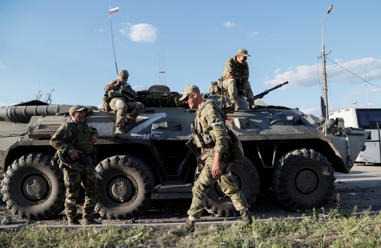 חיילים פרו-רוסים במריופול, אוקראינה (צילום: REUTERS/Alexander Ermochenko/File Photo)