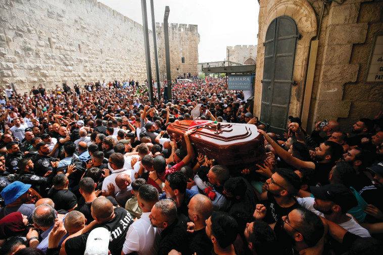 הלווית העיתונאית שירין אבו עאקלה